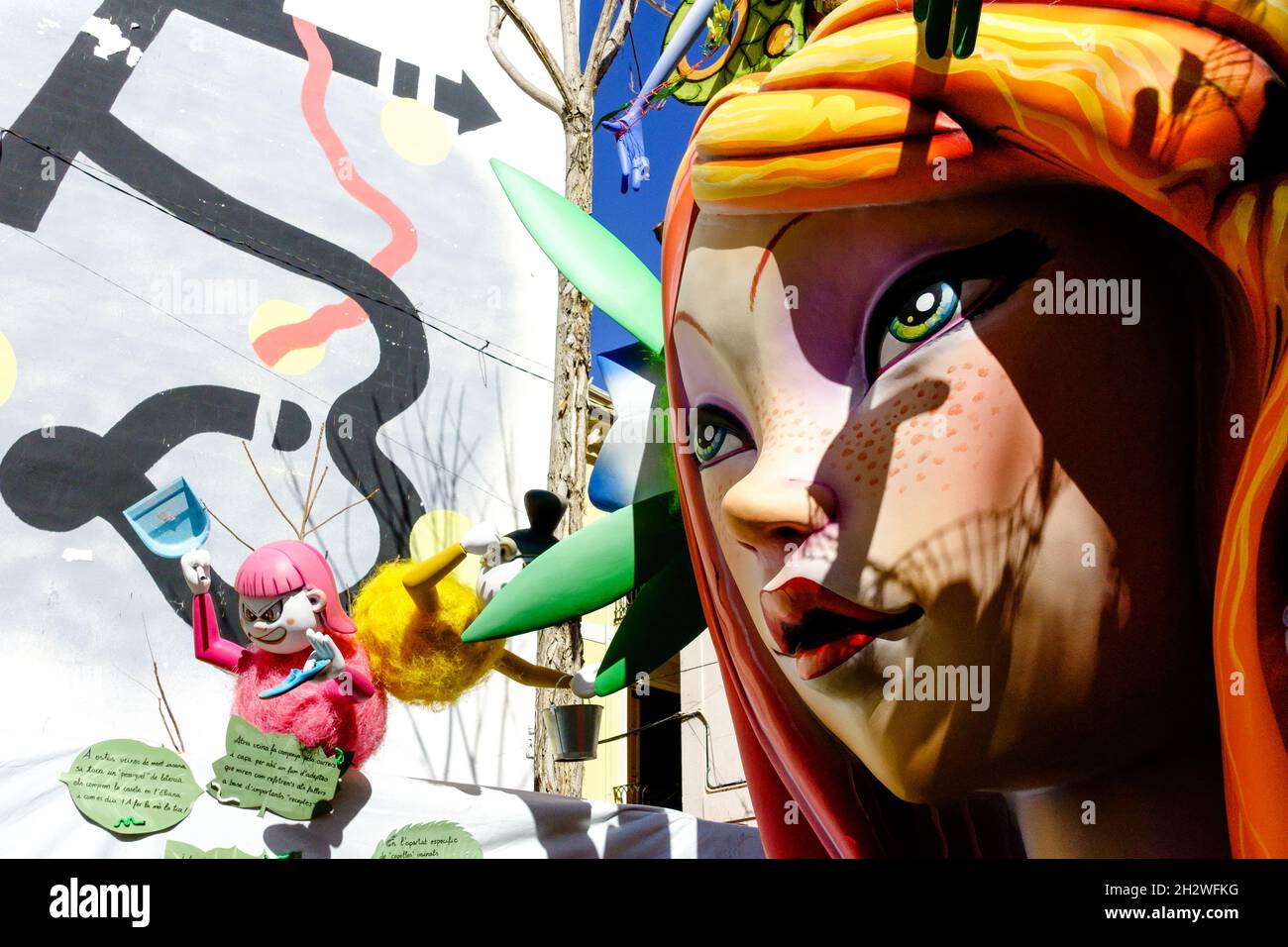 Festival figure sculpture Valencia Espagne falla dans la vieille ville rue art mural Banque D'Images