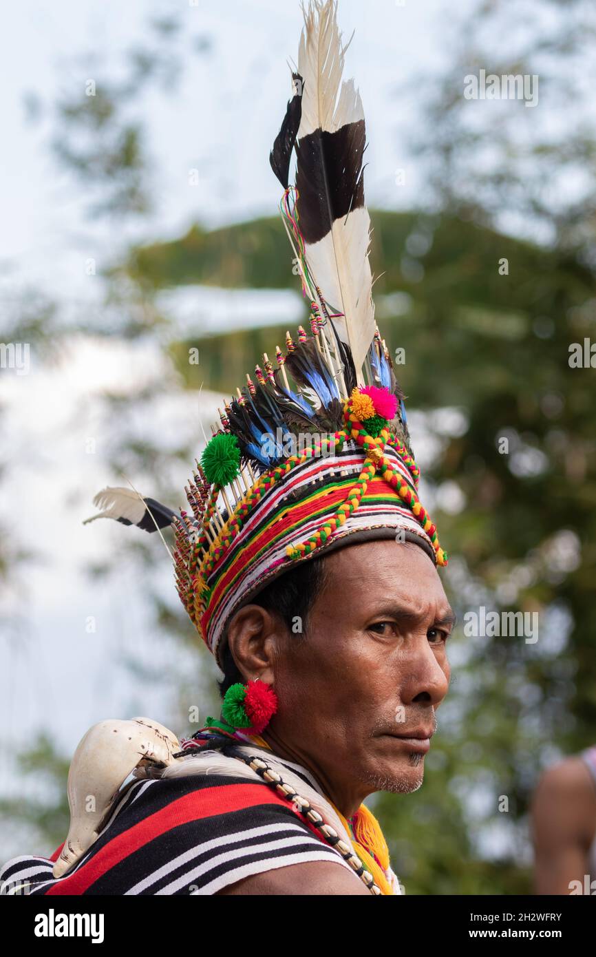 Portrait d'un homme de tribus Naga vêtu d'une tenue traditionnelle à Kohima Nagaland India le 4 décembre 2016 Banque D'Images