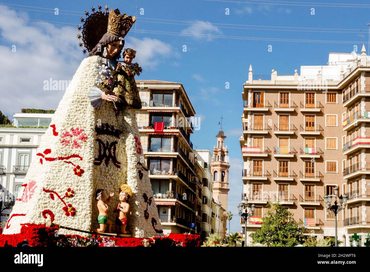 Statue de Valence Nuestra Señora de los Desamparados habillée de fleurs sur la Plaza de la Virgen Valencia Espagne festival Banque D'Images