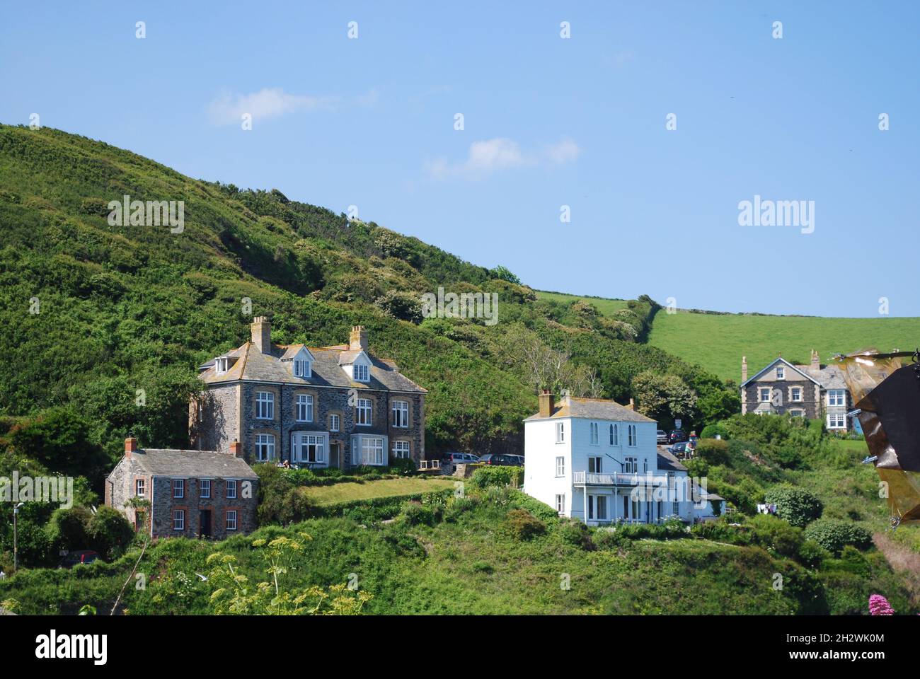 Vue sur la baie à Port Isaac, Cornwall.Les bâtiments comprennent Fern Cottage, utilisé comme chirurgie dans la série télévisée Doc Martin Banque D'Images