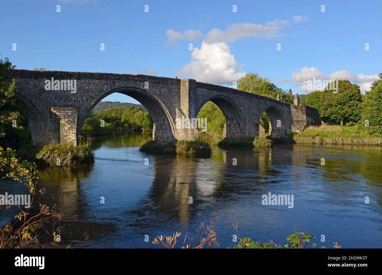 Le vieux pont de Stirling, datant de l'époque médiévale, qui traverse la rivière Forth, a été construit dans les années 1400 ou 1500.Stirling, Écosse. Banque D'Images