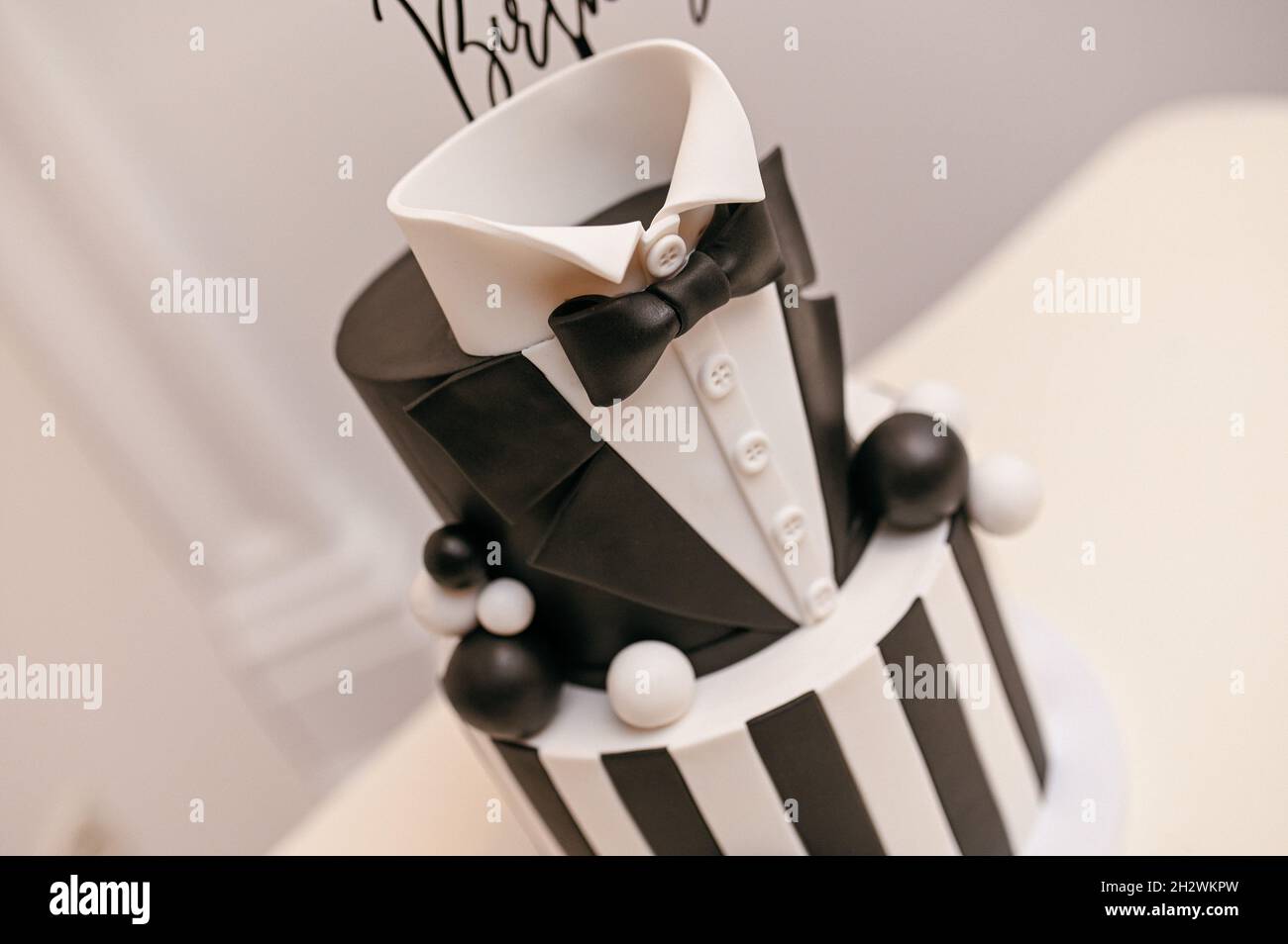 Gâteau d'anniversaire noir et blanc pour un homme adulte avec l'inscription  joyeux anniversaire Photo Stock - Alamy