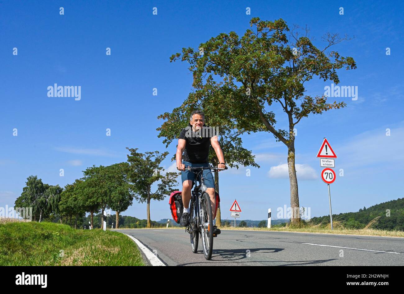 Radfahrer, Landstraße nahe Bad Pyrmont, Weserbergland, Niedersachsen, Allemagne Banque D'Images
