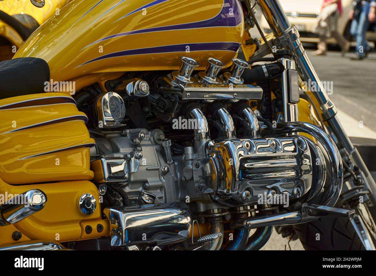 Vue détaillée d'une moto, d'une Honda Valkyrie reconstruite (Doc Willow Bike) en jaune vif et de nombreuses pièces chromées. Banque D'Images