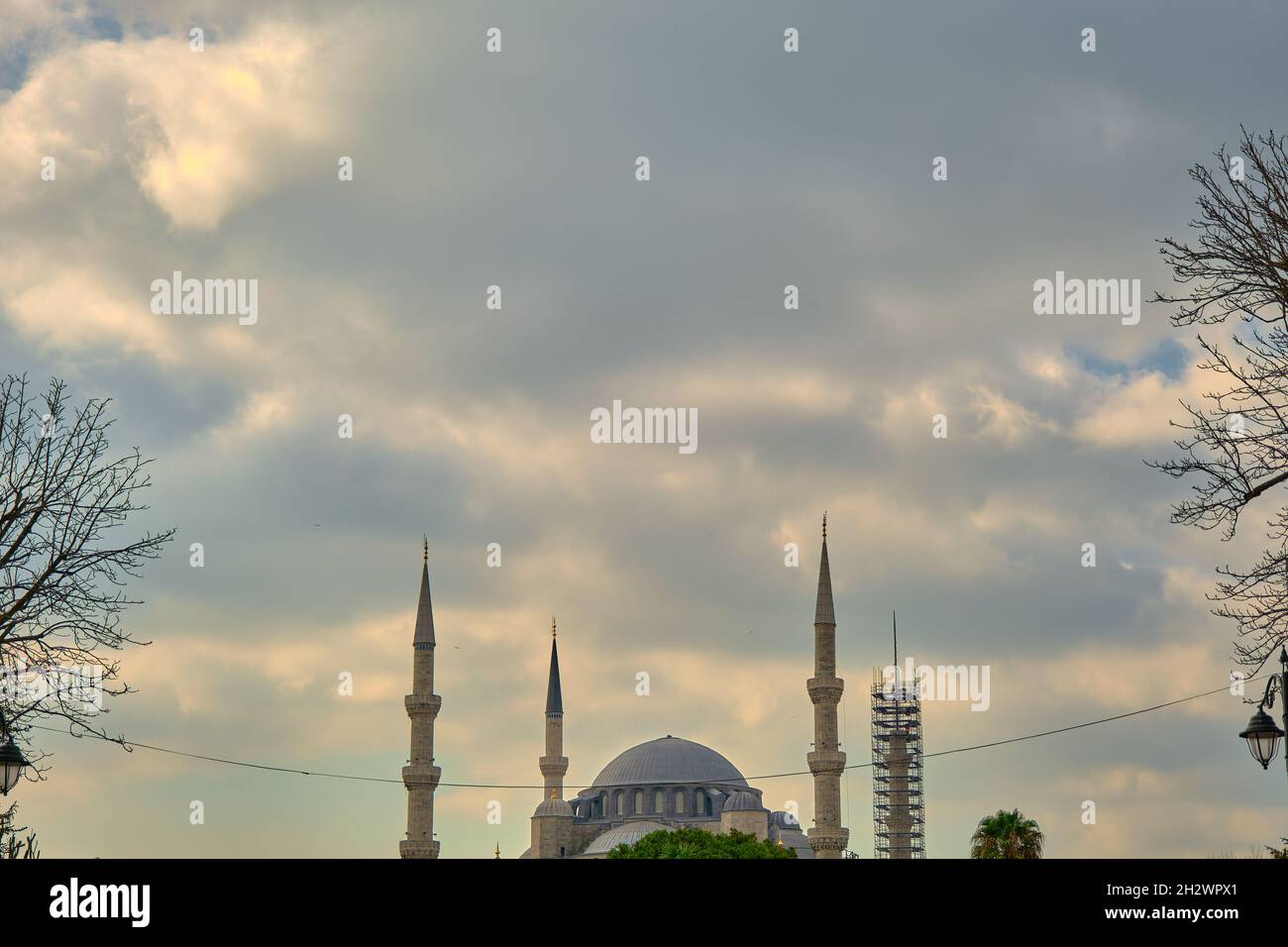 Mosquée bleue (sultanahmet camii) à istanbul et son minaret.Un minaret de la mosquée dans les travaux de construction Banque D'Images