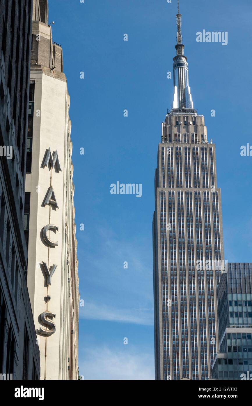 Macy's Department Store signe à huit Avenue et West 34th Street avec l'Empire State Building à Background, 2021, NYC, Etats-Unis Banque D'Images