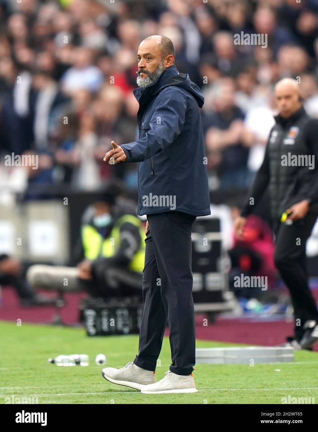 Tottenham Hotspur Manager Nuno Espirito Santo gestes pendant le match de la Premier League au London Stadium, Londres.Date de la photo: Dimanche 24 octobre 2021. Banque D'Images
