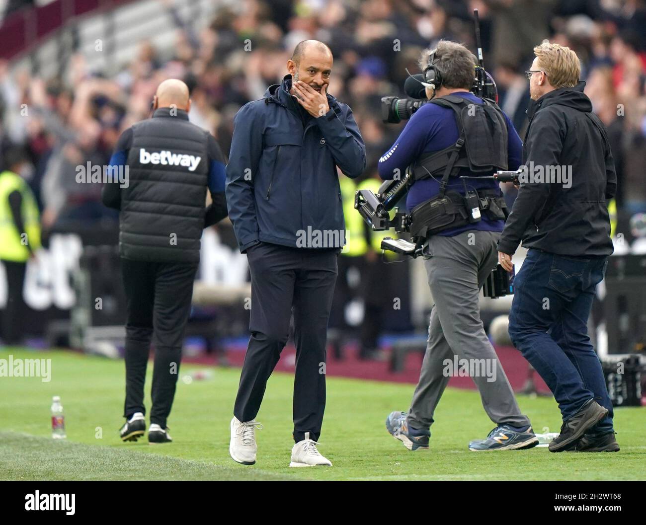 Le directeur de Tottenham Hotspur Nuno Espirito Santo semble abattu après le match de la Premier League au London Stadium, Londres.Date de la photo: Dimanche 24 octobre 2021. Banque D'Images