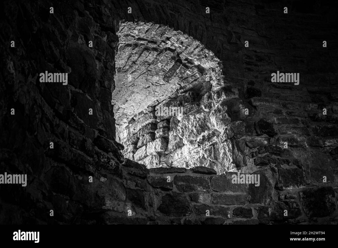 Lumière vive à l'intérieur de l'ancienne forteresse d'Izborsk, Russie.Noir et blanc. Banque D'Images