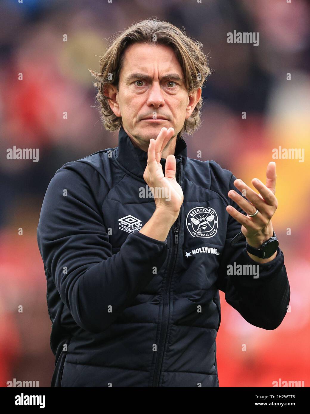 Thomas Frank, directeur de Brentford, applaudit les fans Banque D'Images
