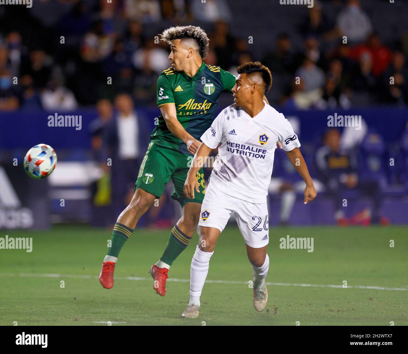 Le défenseur de Timbers Pablo Bonilla (28 ans) marque le milieu de terrain de Galaxy Efrain Alvarez (26 ans) dans un match MLS le 16 octobre 2021. Le Galaxy a battu les Timbers 2 à 1. (Photo : Peter Read Miller image du sport) Banque D'Images