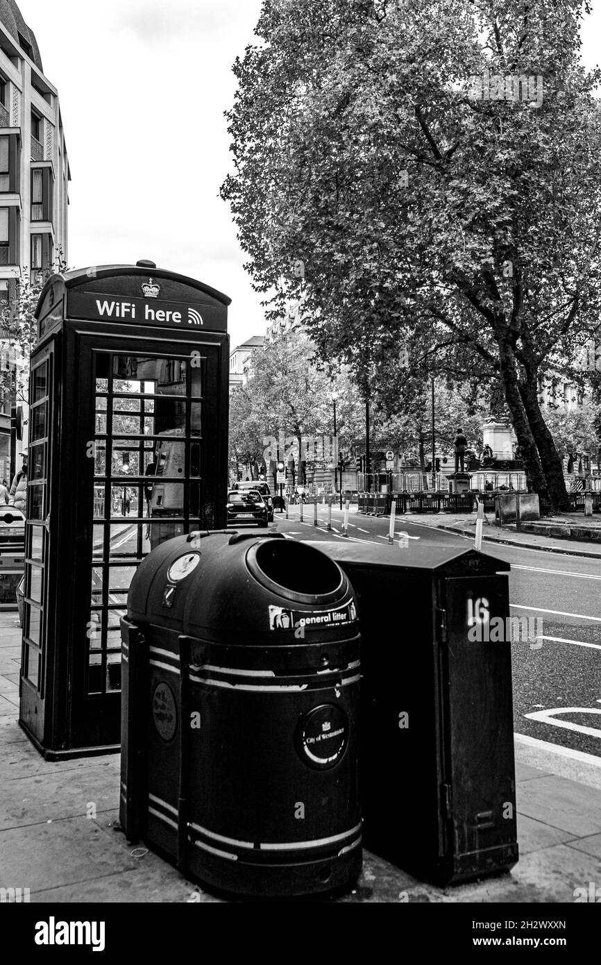 Boîte téléphonique publique traditionnelle convertie en point de connexion Wi-Fi dans le centre de Londres, Angleterre, Royaume-Uni, sans personne Banque D'Images