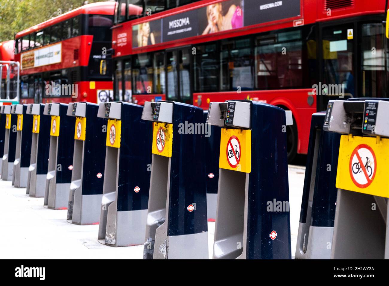 RDM of Electric Bike charge écologique dans le Strand Central Londres Angleterre Royaume-Uni sans personne Banque D'Images