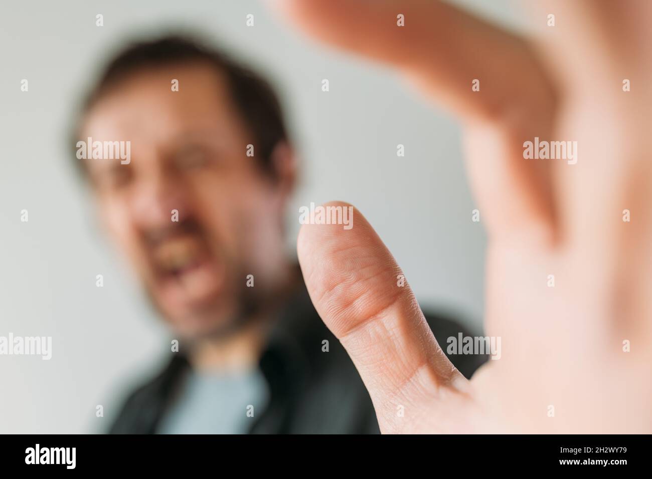 Colère et frustration, image conceptuelle de l'homme adulte hurlant, foyer sélectif Banque D'Images