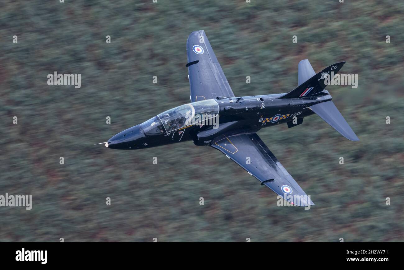 736 Escadron Royal Navy Hawk T1 avion volant de bas niveau dans la boucle Mach, l'un des avions XX200 effectuait un dernier vol vers la vallée de la RAF pour la retraite Banque D'Images