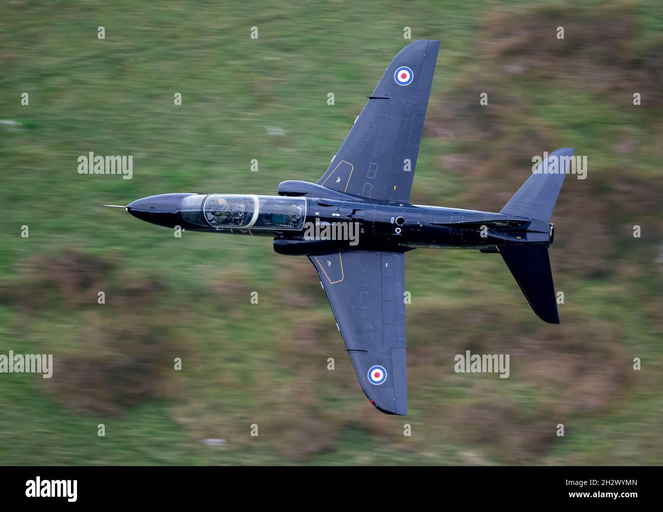 736 Escadron Royal Navy Hawk T1 avion volant de bas niveau dans la boucle Mach, l'un des avions XX200 effectuait un dernier vol vers la vallée de la RAF pour la retraite Banque D'Images