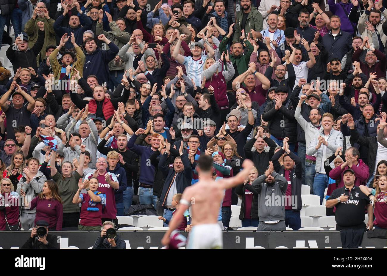 Les supporters du West Ham célèbrent à plein temps lors du match de la Premier League entre West Ham United et Tottenham Hotspur au parc olympique de Londres, en Angleterre, le 24 octobre 2021.Photo d'Andy Rowland. Banque D'Images