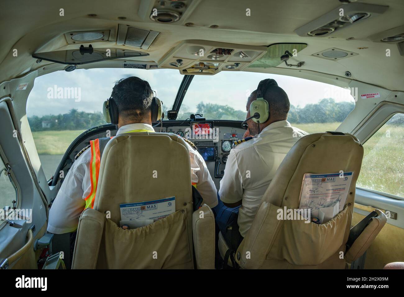 Capitaine et copilote dans un poste de pilotage se préparer au décollage dans un Cessna Caravan 208B Grand, Nairobi, Kenya Banque D'Images