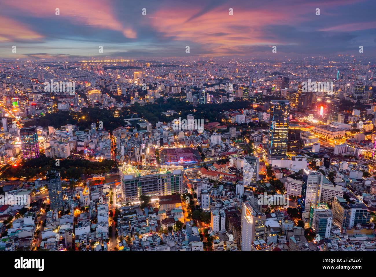 Vue sur drone photo du quartier du centre-ville de Saigon au coucher du soleil Banque D'Images