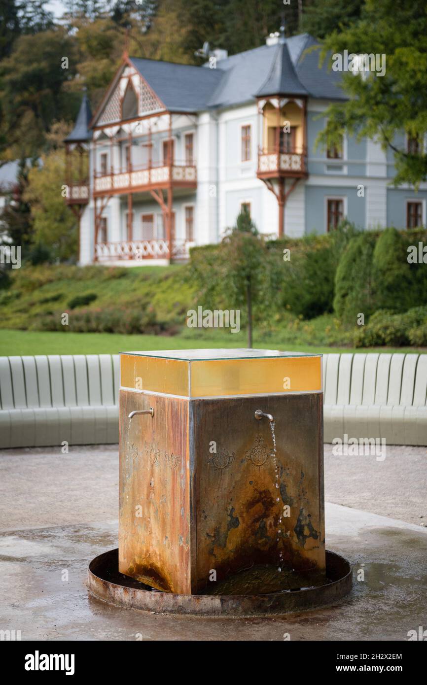 Source naturelle de guérison Nouveau Jubilé avec la Villa Alpine Rose en arrière-plan, Luhacovice Spa, République Tchèque Banque D'Images