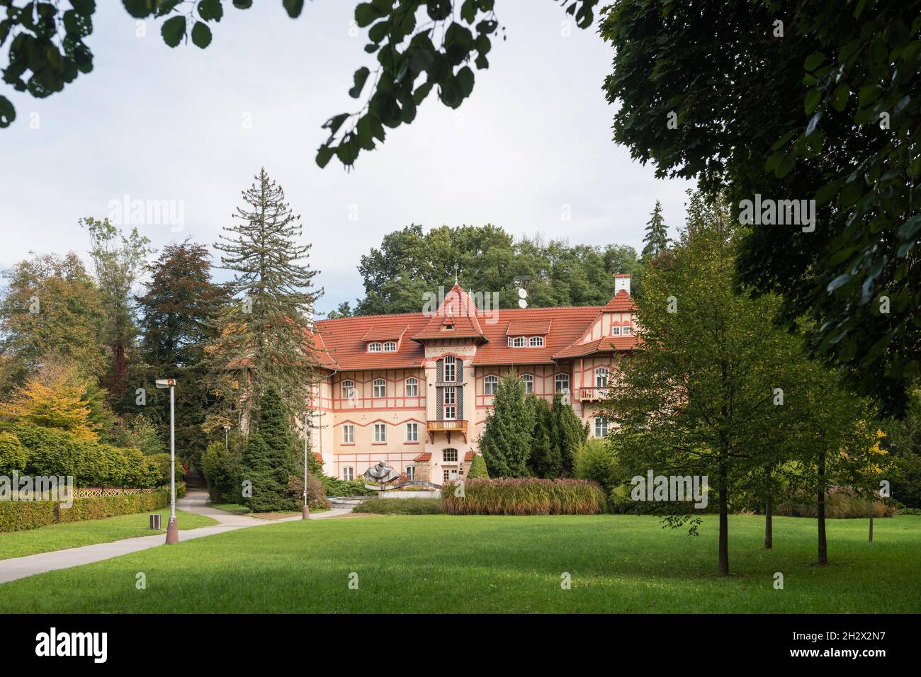 Cet hôtel classique de Jestrabi se trouve à Luhacovice spa, en République tchèque Banque D'Images