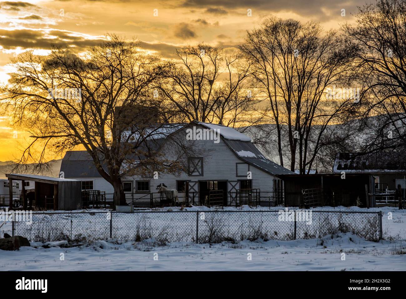 Grange d'hiver au coucher du soleil - Provo - Utah Banque D'Images