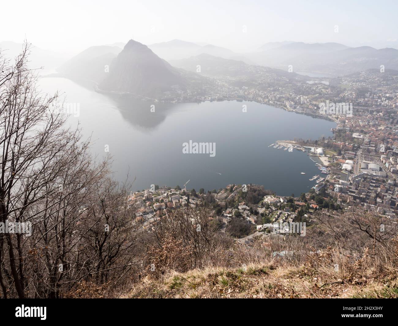 Vue sur la ville de Lugano, le lac de Lugano et la montagne San Salvatore Banque D'Images