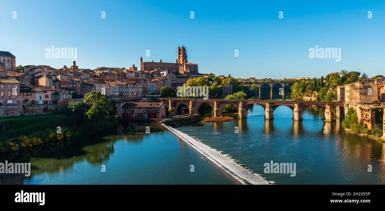 Le Tarn et ses berges, du Pont neuf à Albi, dans le Tarn, en occitanie, en France Banque D'Images
