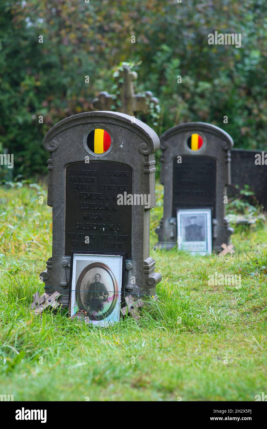 La pierre tombale (premier plan) des soldats belges de la première Guerre mondiale AA Fumiere, CMA Leupe, F Massin et MJ Salembier dans le vieux cimetière de Southampton avec photo de portrait. Banque D'Images