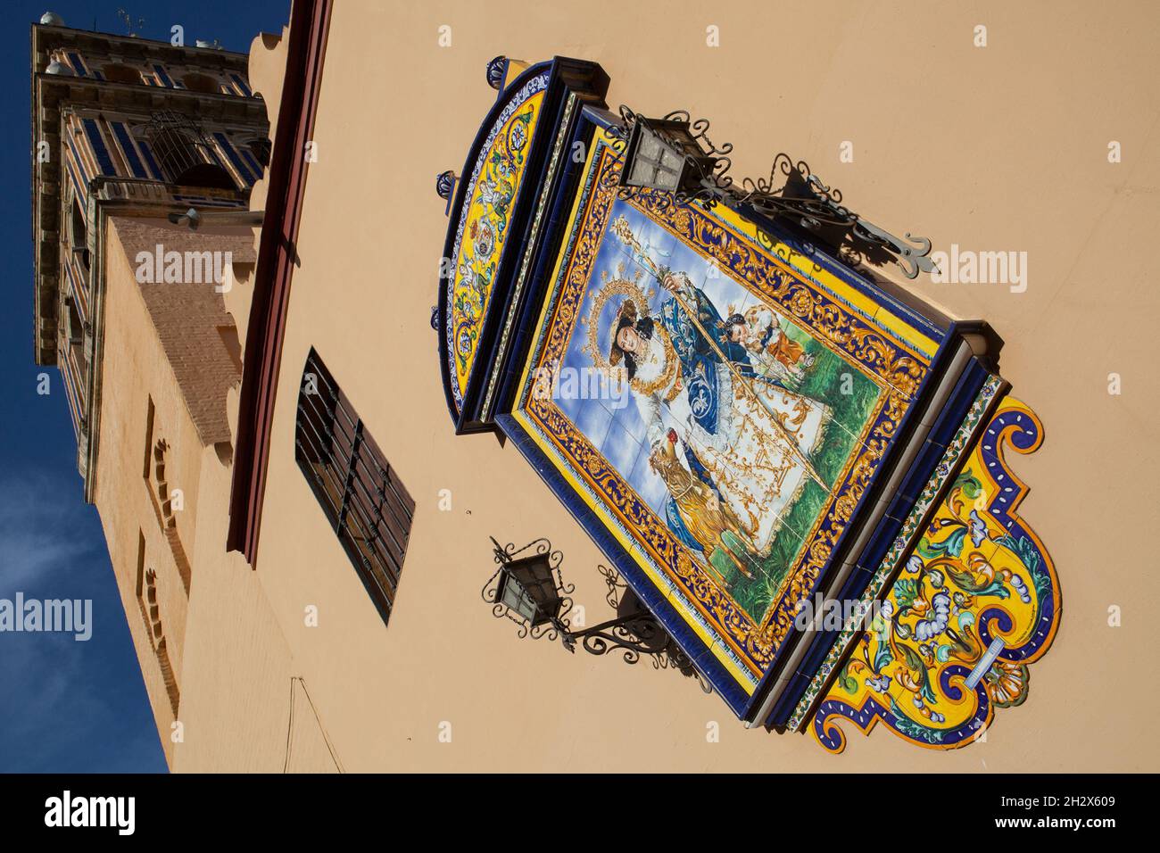 Image en céramique de Santa Ana à l'église catholique de la vraie Parroquia de Señora Santa Ana dans le quartier Triana de Séville Banque D'Images