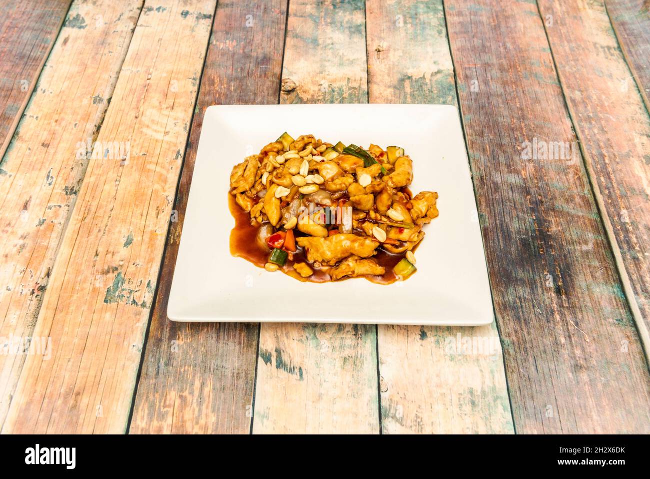 Recette chinoise typique de poulet kung pao haché avec noix, légumes wok et sauce soja Banque D'Images