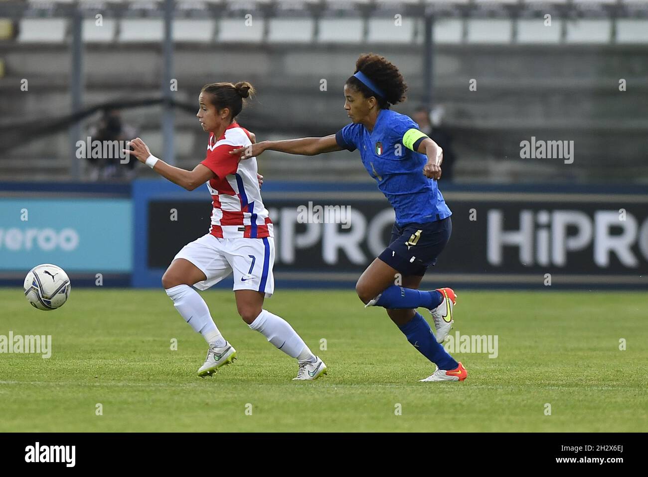 Petra Pezelj, de Croatie, et Sara Gama, d'Italie, en action lors du tour de qualification de la coupe du monde des femmes de l'UEFA entre L'ITALIE et LA CROATIE au Stadio Teofi Banque D'Images