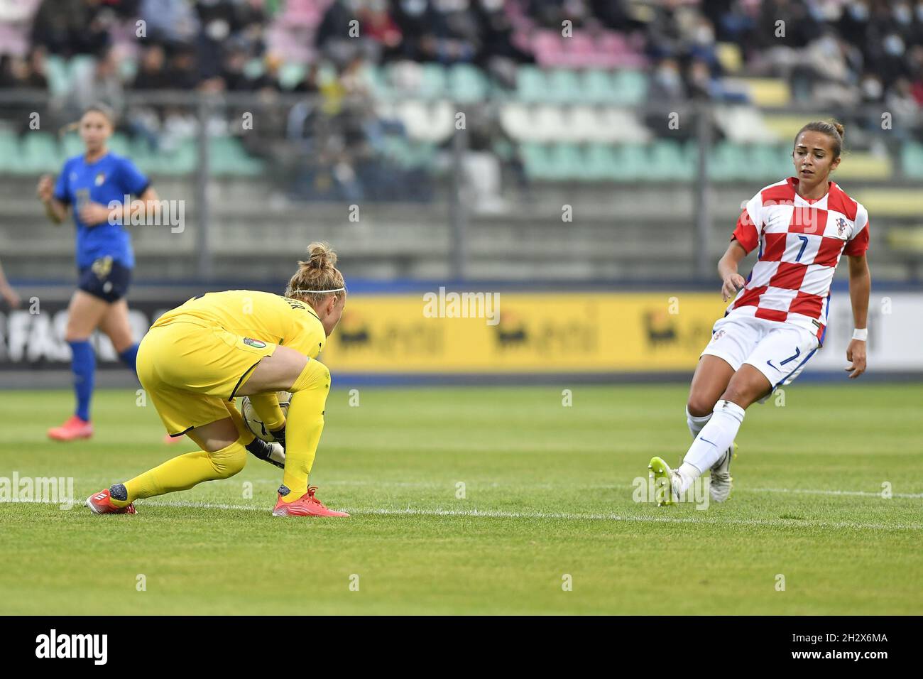 Katja Schroffenegger, d'Italie, et Petra Pezelj, de Croatie, en action lors de la coupe du monde féminine de l'UEFA entre L'ITALIE et LA CROATIE chez S Banque D'Images