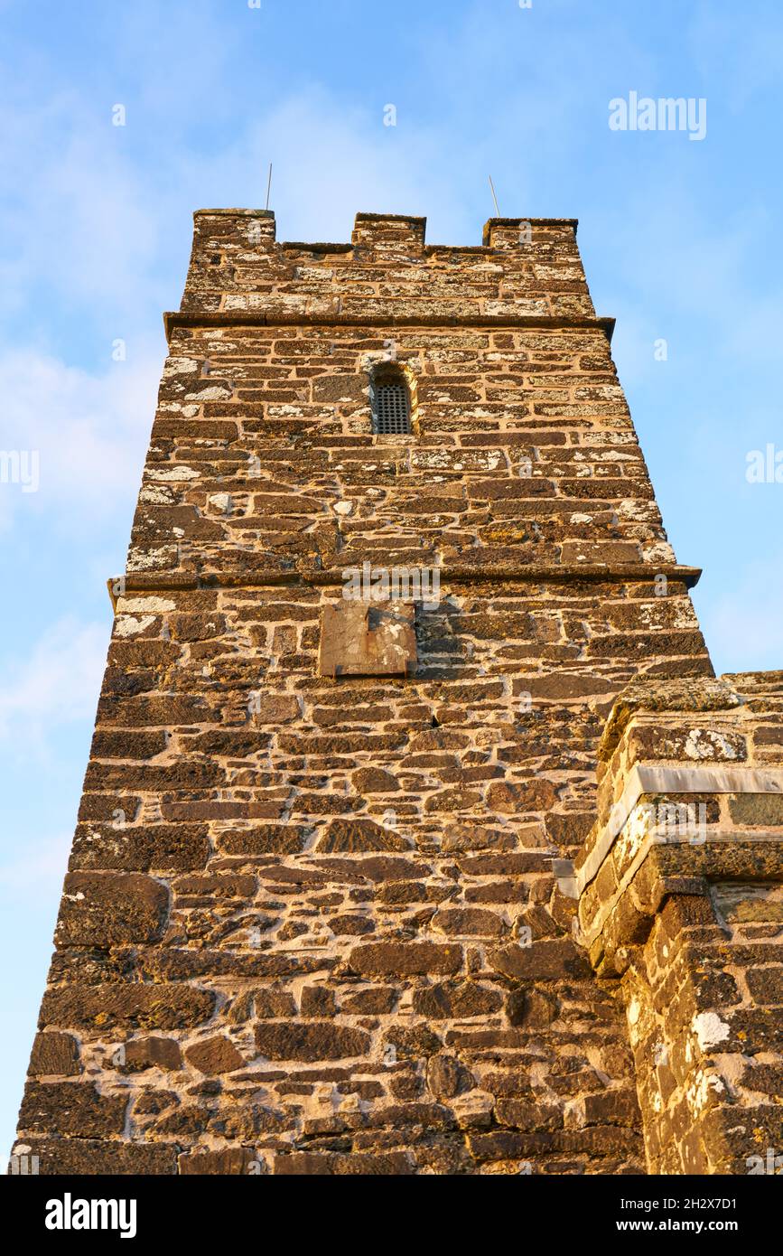 La tour de l'église St Michael de Rupe sur le sommet de Brent Tor à Dartmoor Devon UK Banque D'Images