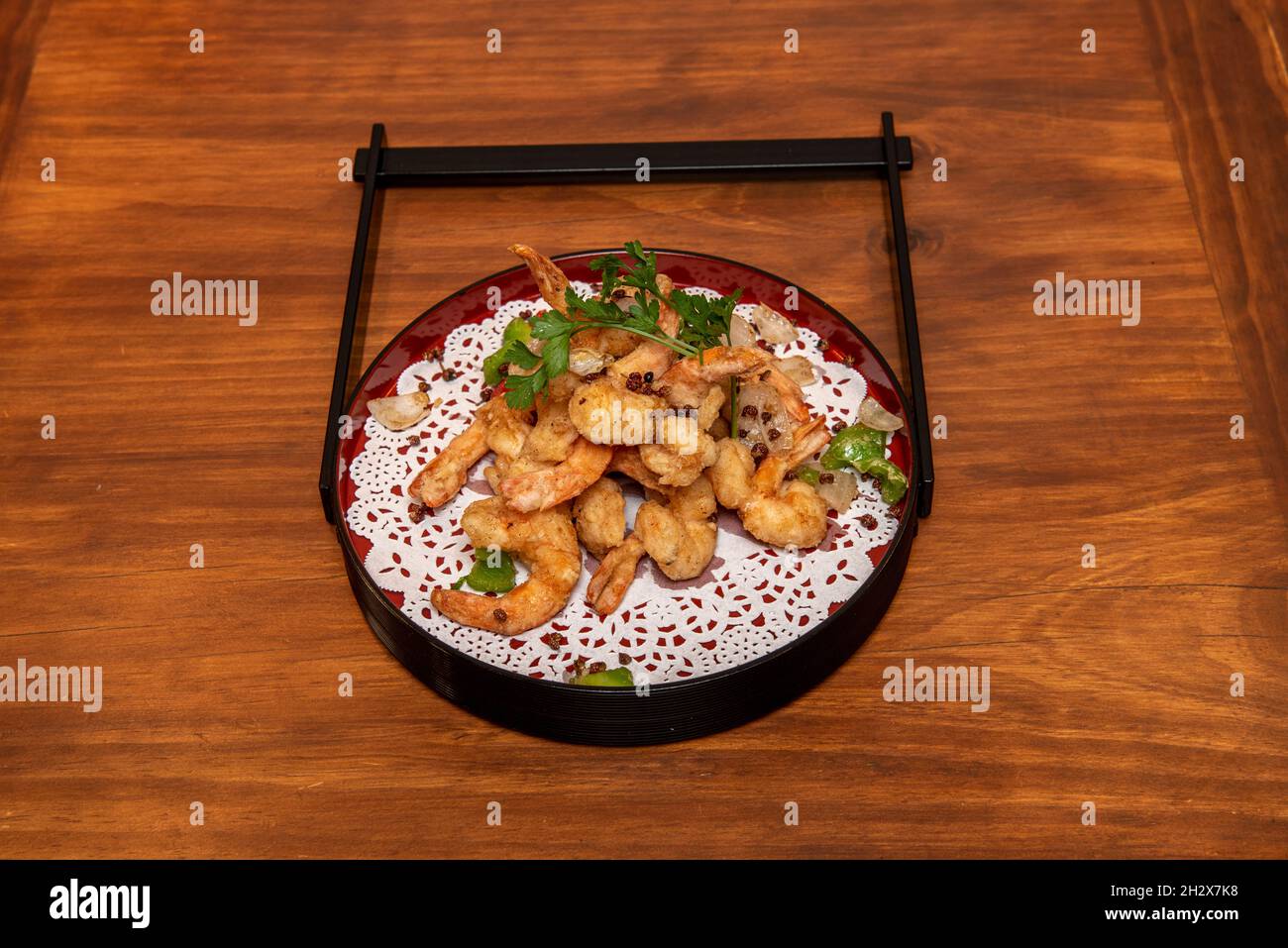 Recette japonaise de crevettes tempura frites dans de l'huile d'olive avec des grains de poivre, des oignons et des poivrons verts Banque D'Images