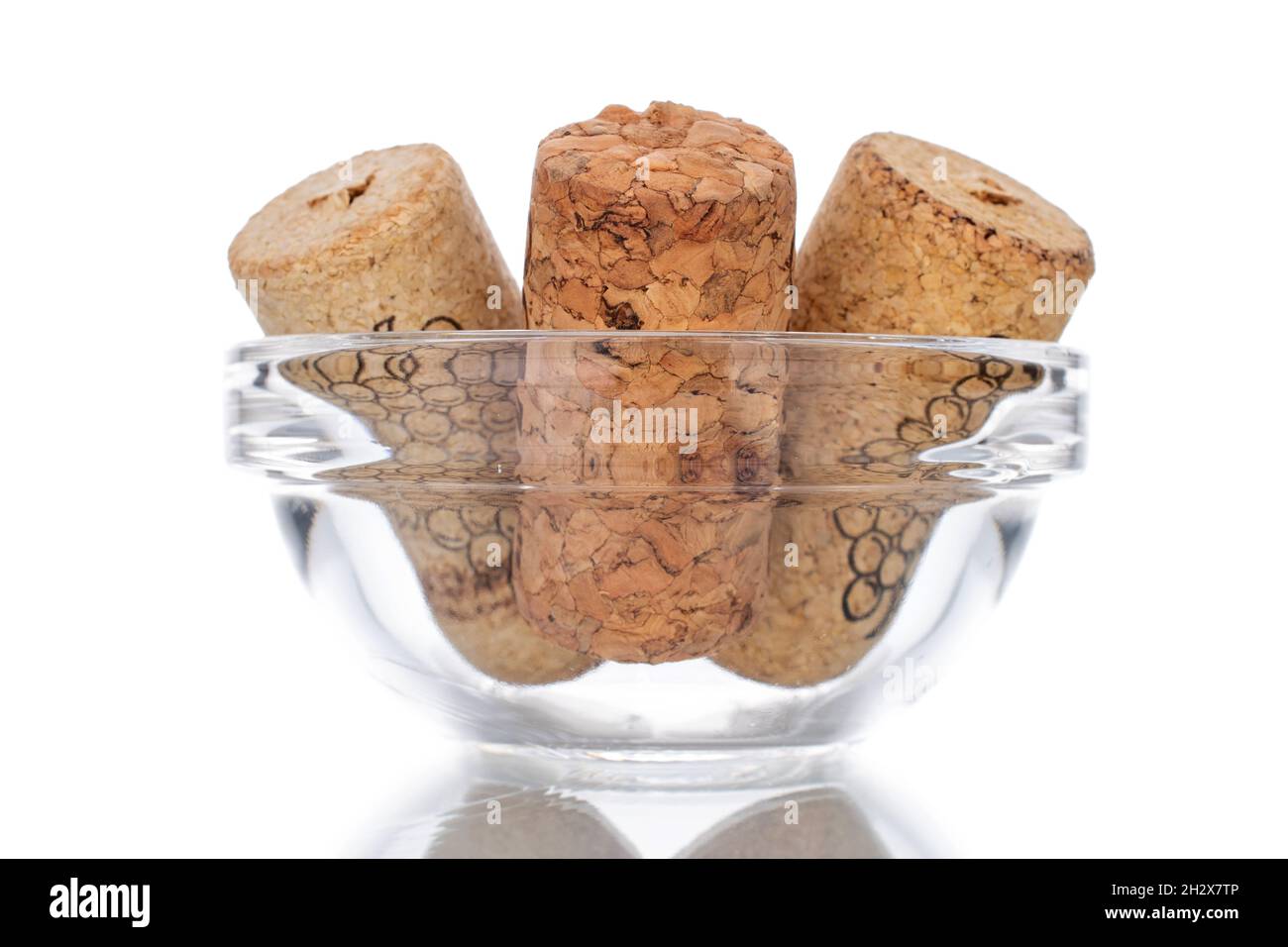 Trois bouchons à vin en verre, en gros plan, isolés sur du blanc. Banque D'Images