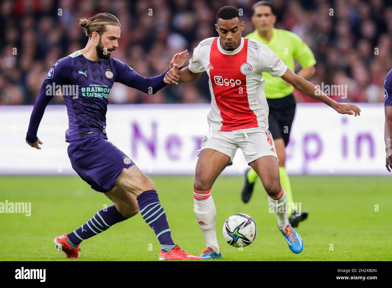 AMSTERDAM, PAYS-BAS - OCTOBRE 24 : Davy Propper de PSV bataille pour le ballon avec Ryan Gravenberch d'Ajax lors du match néerlandais entre Ajax et PSV à Johan Cruijff Arena le 24 octobre 2021 à Amsterdam, pays-Bas (photo de Peter Lous/Orange Pictures) Banque D'Images