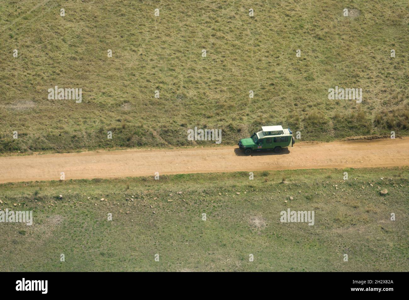 Vue aérienne d'un Toyota Landcruiser 4x4 arrêté sur une route de terre, Masai Mara, Kenya Banque D'Images