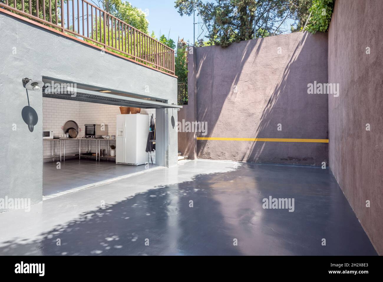 Fronton court et la cuisine txoko du pays basque Banque D'Images