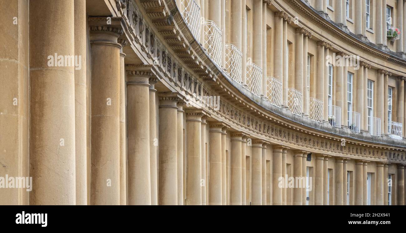 Architecture géorgienne utilisant des motifs classiques avec frise et colonnes d'ordres ascendants au Circus à Bath Somerset Royaume-Uni conçu par John Wood Banque D'Images