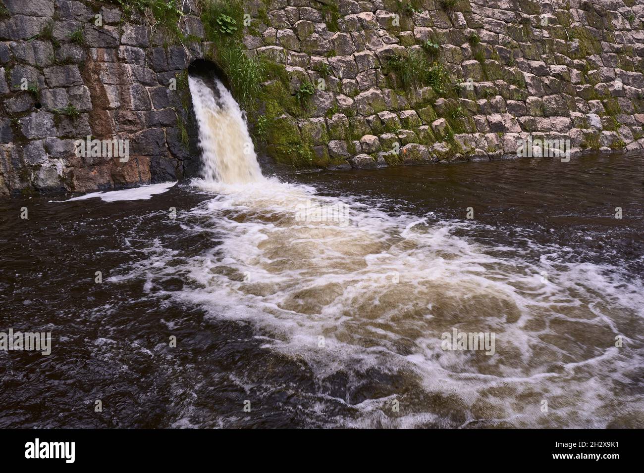 Barrage sur la rivière Lomnica à Karpacz propre Banque D'Images