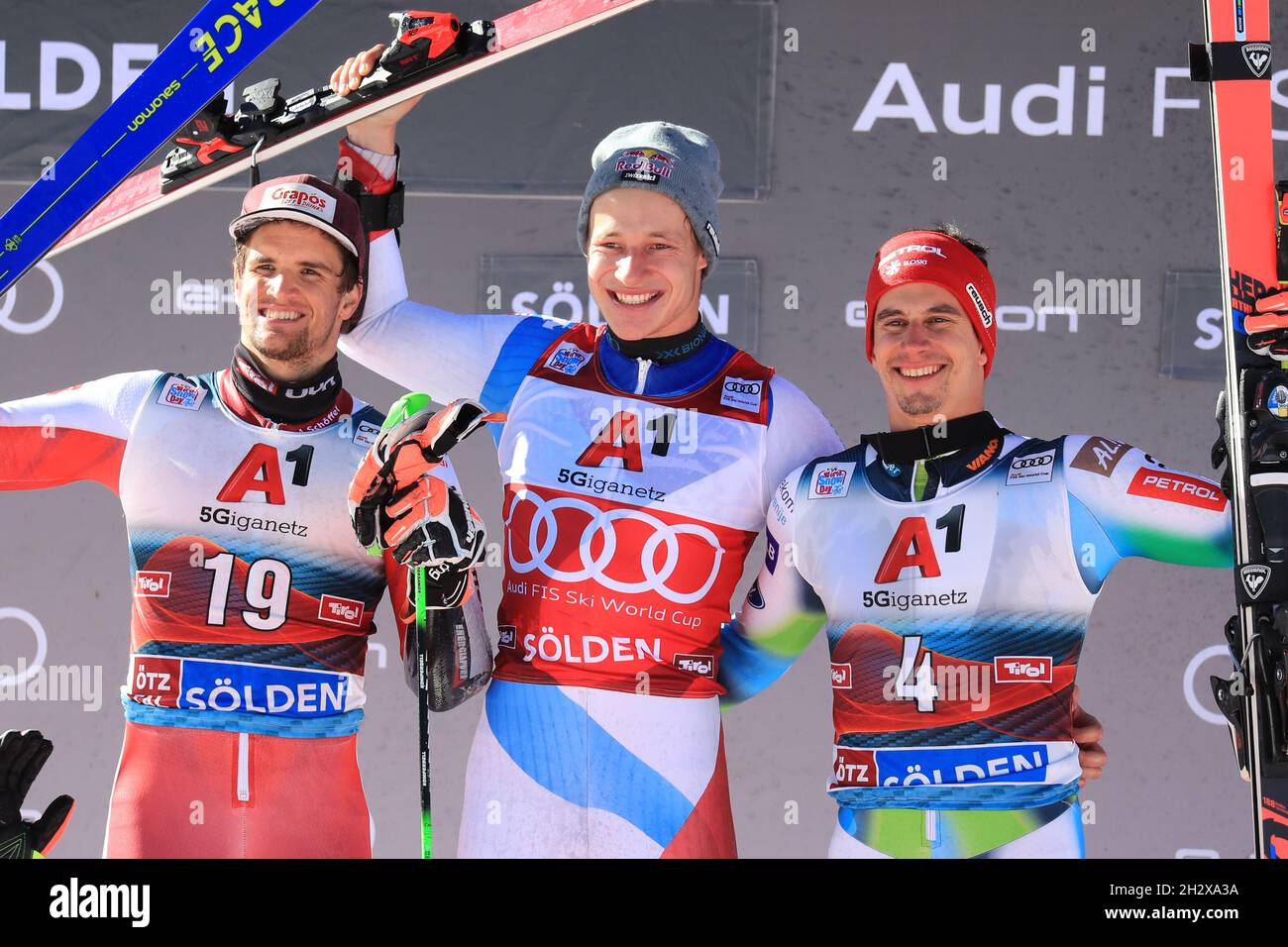 2021 le 24 octobre, Soelden, Autriche, Slalom géant de la coupe du monde de ski alpin FIS; Roland Leitinger (AUT), Marco Odermatt (SUI), Zan Kranjec (SLO) célèbrent sur le podium Banque D'Images