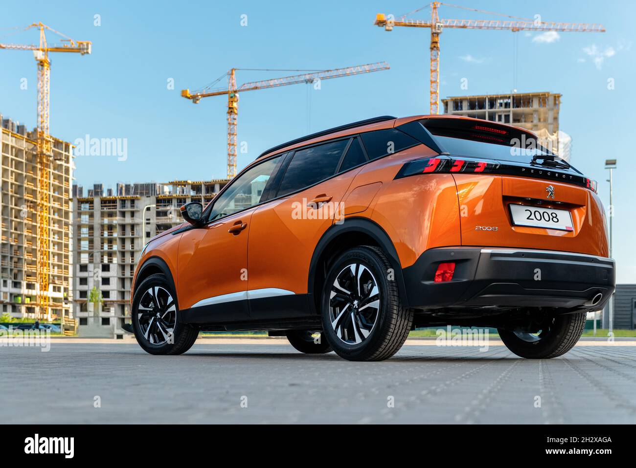 Kiev, Ukraine - 12 juin 2021 : vue arrière de la Peugeot 2008 orange devant le site de la concession Banque D'Images