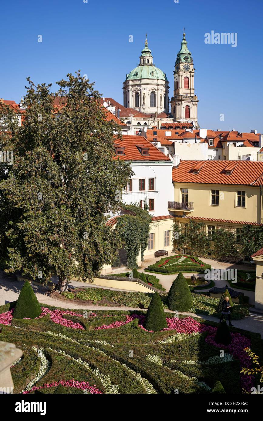 PRAGUE, RÉPUBLIQUE TCHÈQUE - 10 OCTOBRE 2021 : jardin de Vrtbovska zahrada ou de Vrtba avec l'église de Mala Strana et Saint-Nicolas en arrière-plan Banque D'Images