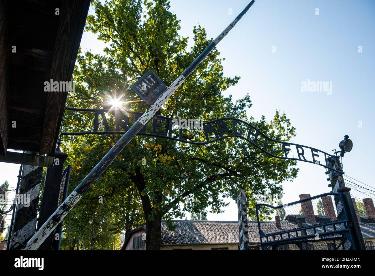 Auschwitz Pologne septembre 2021 Arbeit Macht Frei - traduit au travail vous permettra de vous libérer, signe à l'entrée de la concentration Auschwitz-Birkenau Banque D'Images