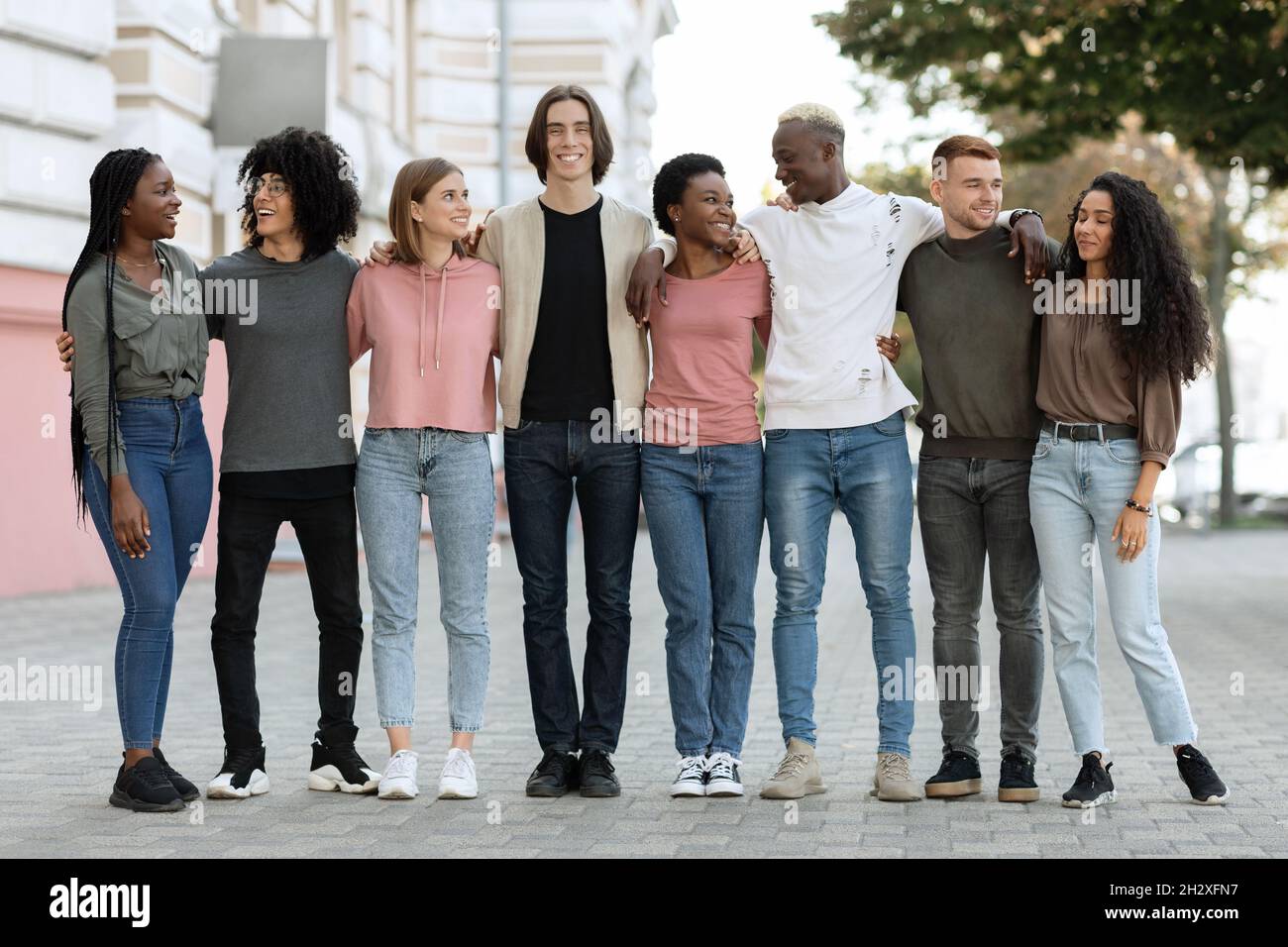 Groupe multiracial d'hommes et de femmes heureux millénaires en plein air, panorama Banque D'Images