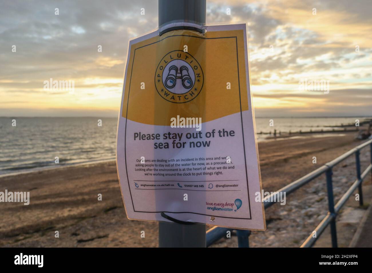 24 octobre 2021. Southend on Sea, Royaume-Uni. Panneaux d'avertissement le long du front de mer à Southend on Sea, conseillant aux gens de ne pas entrer dans l'eau. Les résidents et les visiteurs de la ville sur l'estuaire de la Tamise ont été avertis de ne pas pénétrer dans l'eau de trois plages à la suite d'une fuite d'eaux usées. Un panneau de sécurité publique de la Sea Watch Foundation est affiché sur un poteau près d'une plage pendant le coucher du soleil. Le panneau conseille aux spectateurs de rester temporairement hors de la mer pendant que les sauveteurs surveillent les conditions. Penelope Barritt/Alamy Live News Banque D'Images