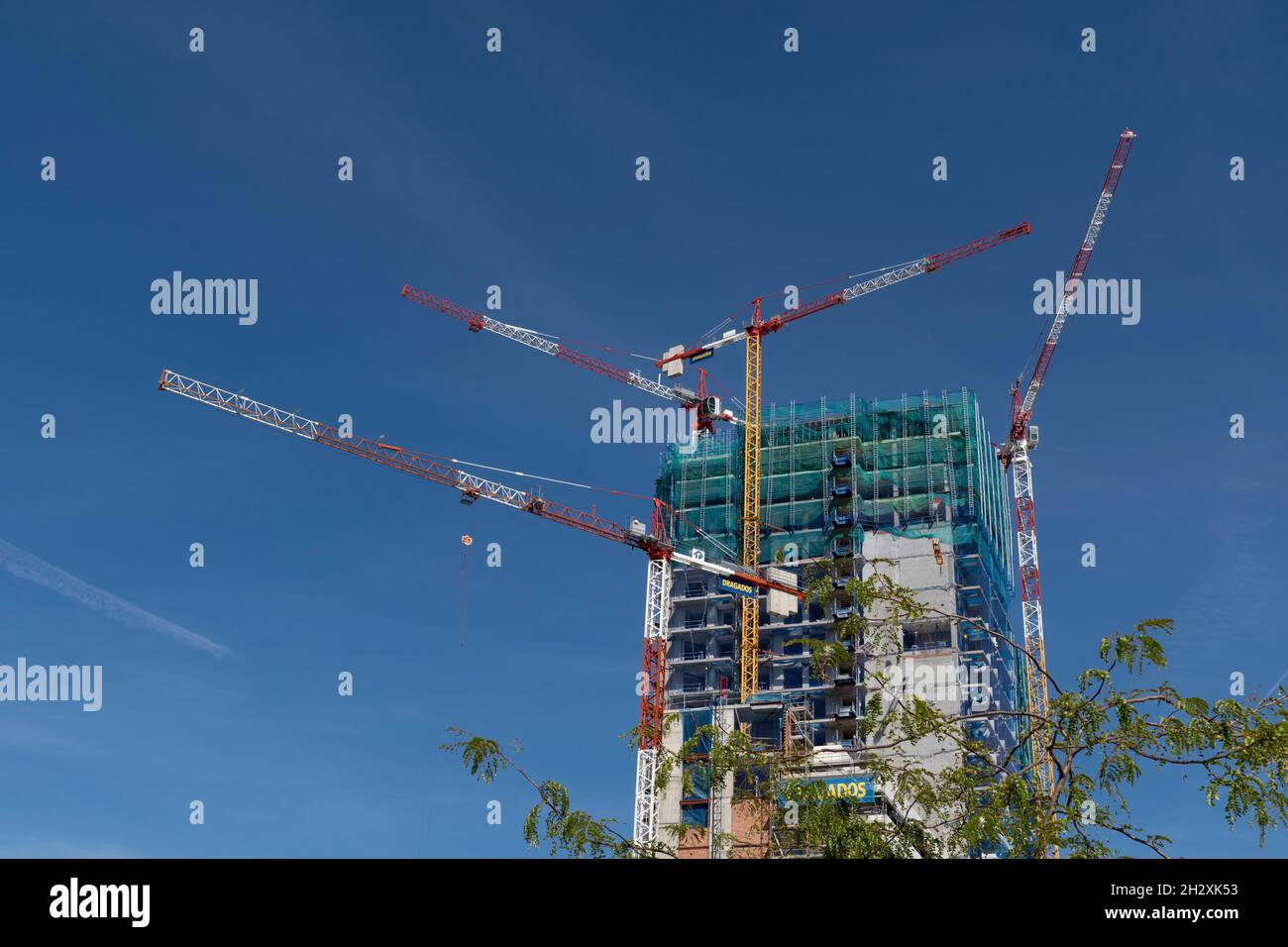 Un immeuble résidentiel de grande hauteur en construction dans le quartier de Valdeacederas à Madrid, en Espagne. Banque D'Images