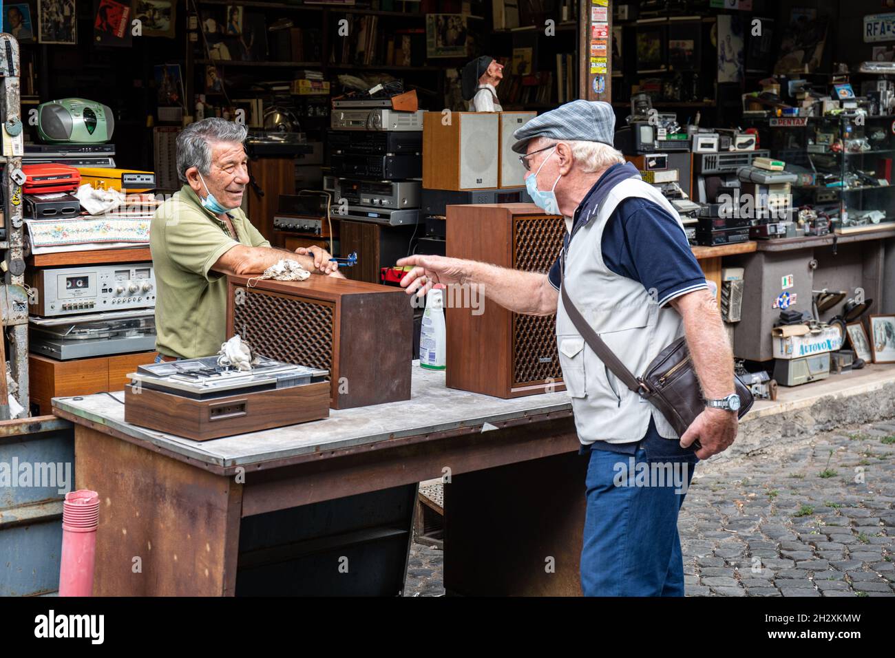 Homme âgé vendant des équipements AV d'occasion sur Clivio Portuense, à côté de Mercato di Porta Portese, dans le quartier Trastevere de Rome, en Italie Banque D'Images