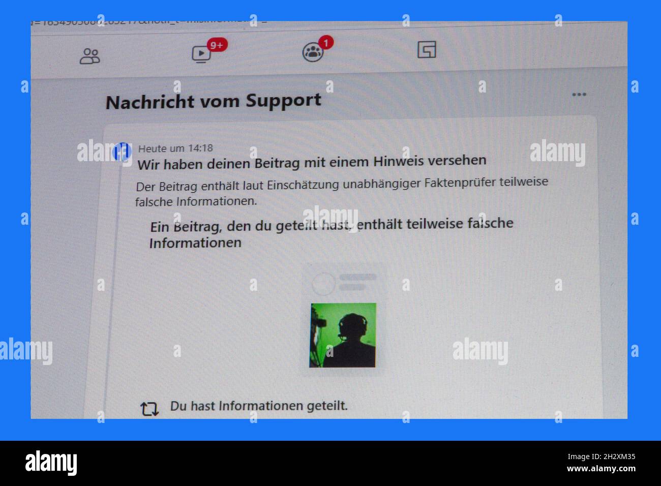 Image symbole de fake News: Avis d'un faux rapport sur Facebook Banque D'Images